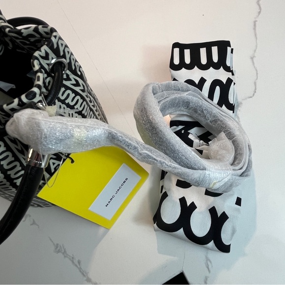 MARC JACOBS MONOGRAM LEATHER BUCKET BAG - Picture 3 of 6